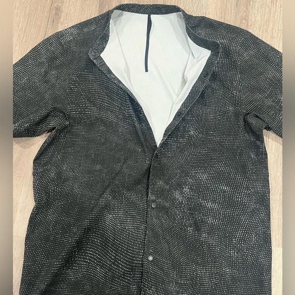 Men’s Lululemon Size Large Digital Camo Black Snap Button Performance Shirt - Picture 8 of 10